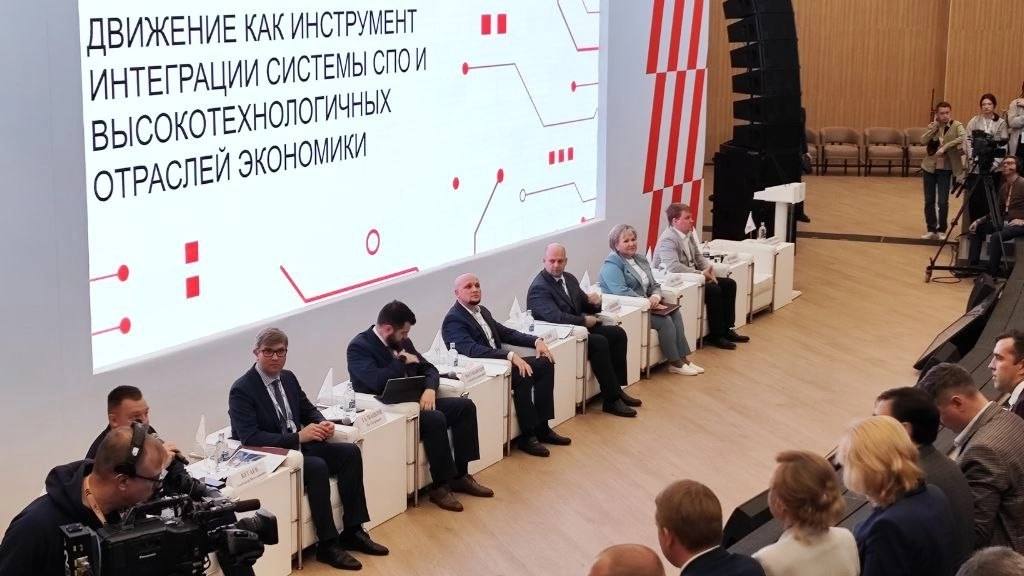 Делегация из Дагестана представила республику на открытии финала Чемпионата высоких технологий в Великом Новгороде 